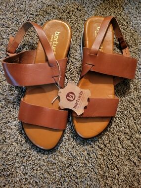 Bertluchi Women's Tan Leather Slingback Sandals